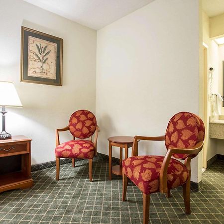 Clarion Inn & Suites Aiken South Buitenkant foto