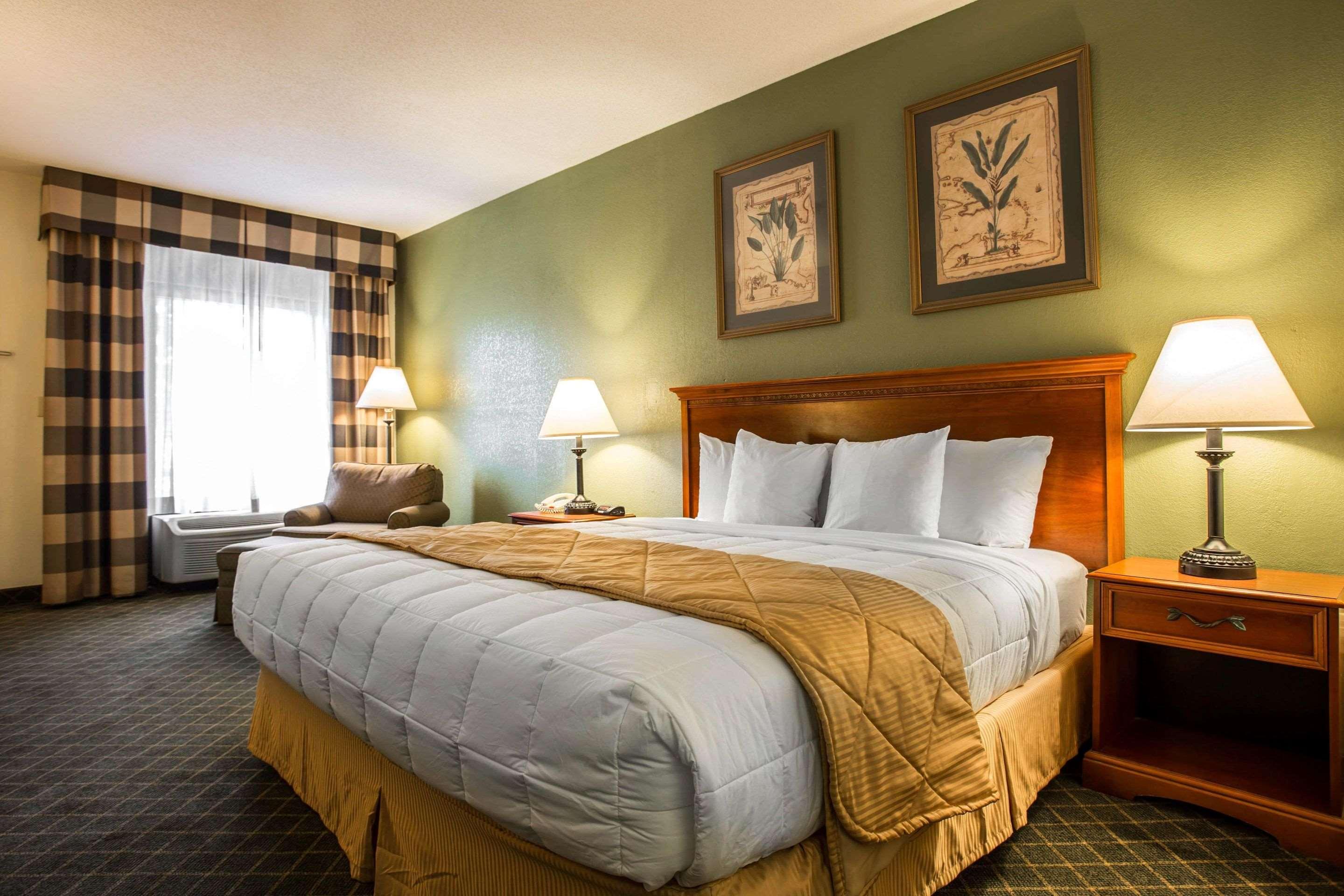 Clarion Inn & Suites Aiken South Buitenkant foto