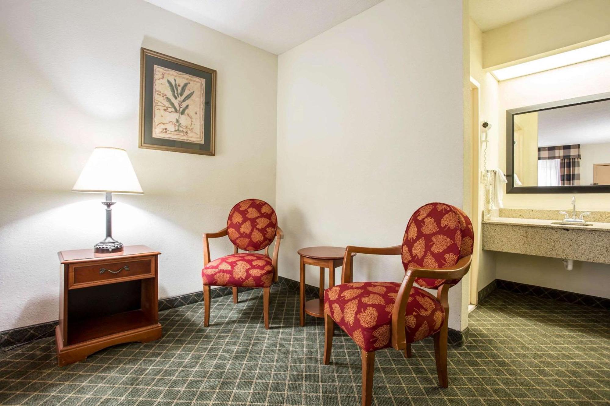 Clarion Inn & Suites Aiken South Buitenkant foto