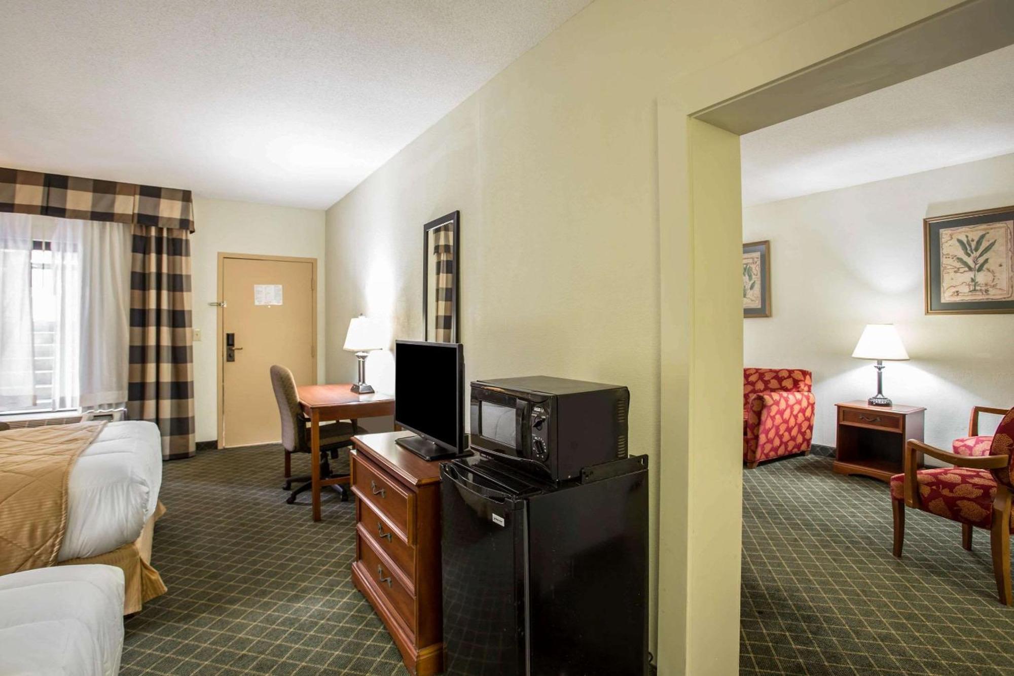 Clarion Inn & Suites Aiken South Buitenkant foto