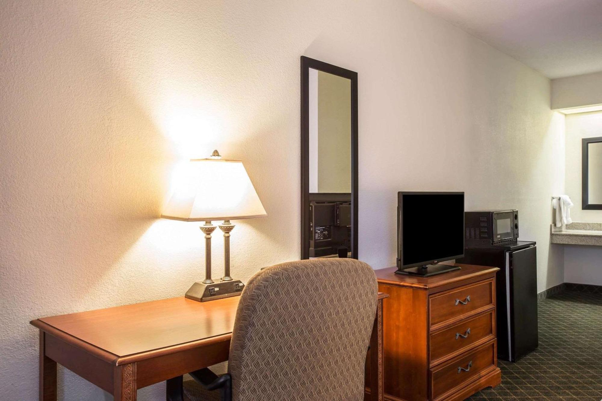 Clarion Inn & Suites Aiken South Buitenkant foto